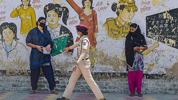 केरल महिला पुलिस लॉकडाउन रॉयल एनफील्ड जानकारी