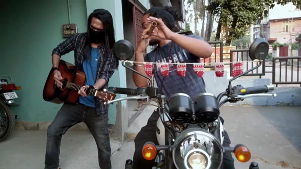 रॉयल एनफील्ड के इस बाइक के एग्जास्ट की आवाज पर युवकों ने बना दिया सुरीला धुन, देखें वायरल वीडियो