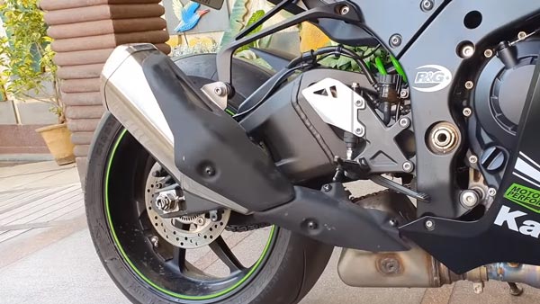 Kawasaki Ninja’s Aftermarket Exhaust Crushed: पुलिस ने नष्ट किया 1 लाख रुपये का आफ्टर मार्केट एग्जॉस्ट