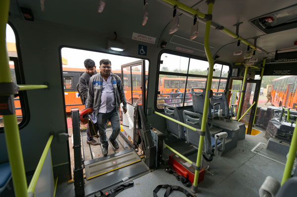 Vehicle Disinfectant Services At Delhi Petrol Stations: दिल्ली के पेट्रोल पंपों पर किया जाएगा वाहनों को डिसइंफेक्ट