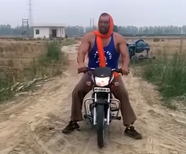 Great Khali Rides Hero HF Deluxe Bike Video: ग्रेट खली हीरो एचएफ डीलक्स बाइक चलाते दिखें, देखें वीडियो