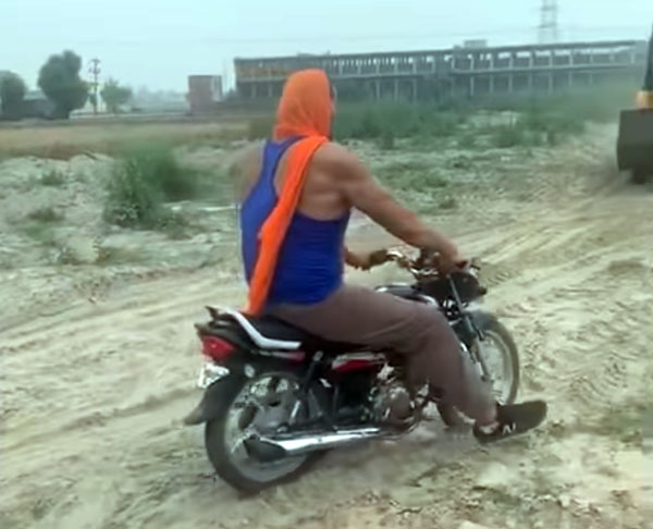 Great Khali Rides Hero HF Deluxe Bike Video: ग्रेट खली हीरो एचएफ डीलक्स बाइक चलाते दिखें, देखें वीडियो