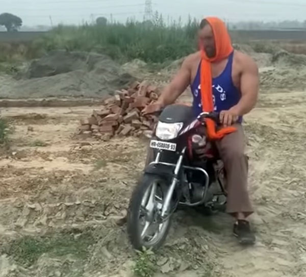 Great Khali Rides Hero HF Deluxe Bike Video: ग्रेट खली हीरो एचएफ डीलक्स बाइक चलाते दिखें, देखें वीडियो