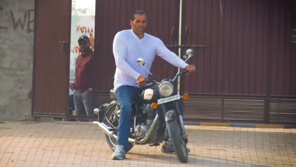 Great Khali Rides Hero HF Deluxe Bike Video: ग्रेट खली हीरो एचएफ डीलक्स बाइक चलाते दिखें, देखें वीडियो