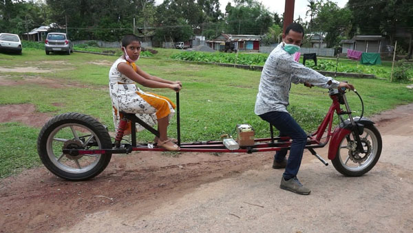 पिता ने बेटी के लिए बनाई यह अनोखी इलेक्ट्रिक बाइक, करती है सोशल डिस्टेंसिंग का पालन