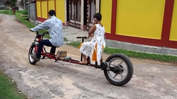 पिता ने बेटी के लिए बनाई यह अनोखी इलेक्ट्रिक बाइक, करती है सोशल डिस्टेंसिंग का पालन