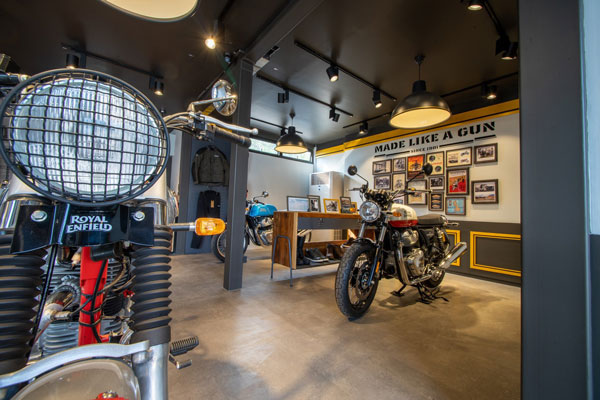 Royal Enfield Opens Mobile Showroom: रॉयल एनफील्ड ने खोला चलता-फिरता शोरूम, क्या भारत में भी हो सकता है एक अच्छा विकल्प?