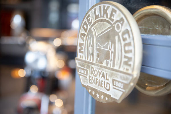 Royal Enfield Opens Mobile Showroom: रॉयल एनफील्ड ने खोला चलता-फिरता शोरूम, क्या भारत में भी हो सकता है एक अच्छा विकल्प?