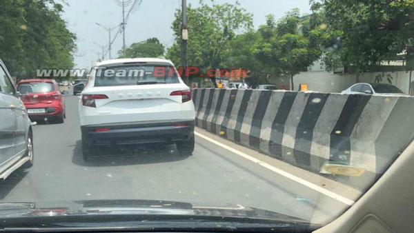 Skoda Karoq Spied: स्कोडा कैरोक लॉन्च के पहले आई नजर, जाने क्या वैरिएंट व फीचर्स