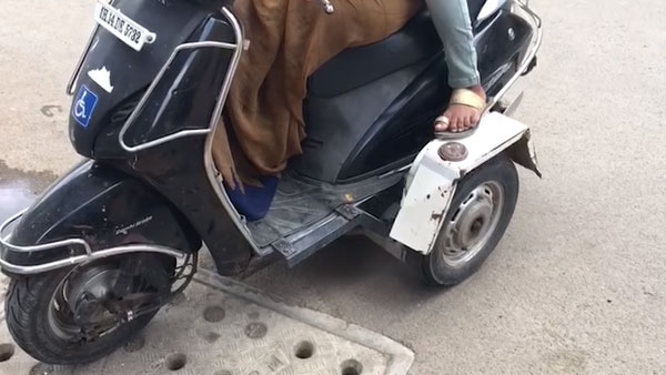 लॉकडाउन: दिव्यांग मां एक्टिवा 1400 किलोमीटर सफर बेटे को लाने जानकारी 