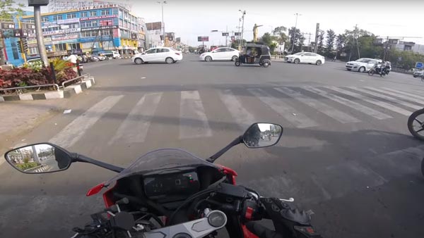 Honda CBR 650R Used As Bike Taxi: होंडा सीबीआर 650 आर स्पोर्ट्स बईक बनी बाइक टैक्सी, देखें वीडियो