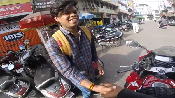 Honda CBR 650R Used As Bike Taxi: होंडा सीबीआर 650 आर स्पोर्ट्स बईक बनी बाइक टैक्सी, देखें वीडियो