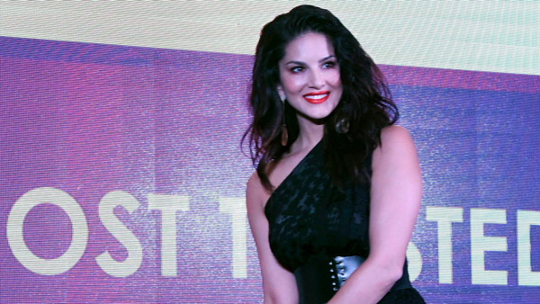 Dream Car Of Sunny Leone Revealed: सनी लियोन ड्रीम कार है पिंक एम्बेसडर, कारों को रखती है शानदार कलेक्शन