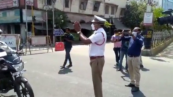 बच्ची का बर्थडे मनाने केक लेकर आई यूपी पुलिस, देखें वायरल वीडियो