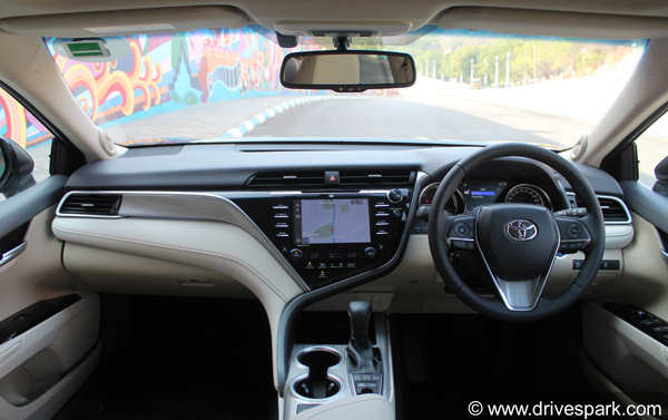 Toyota Camry BS6 Hybrid Car Launched in India: टोयोटा कैमरी बीएस6 हाइब्रिड कार भारत में हुई लाॅन्च