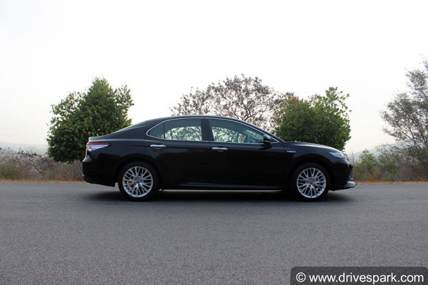 2020 Toyota Camry BS6 Price Revealed: टोयोटा ने बीएस6 कैमरी की कीमत का किया खुलासा