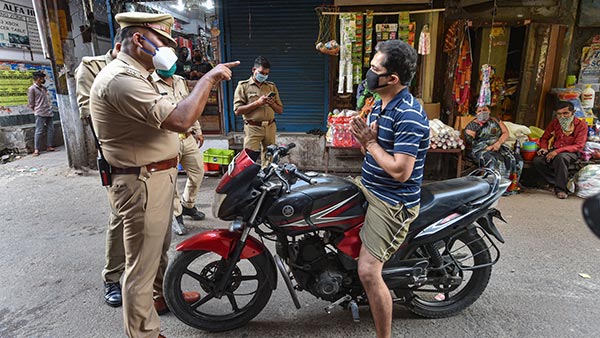 बच्ची का बर्थडे मनाने केक लेकर आई यूपी पुलिस, देखें वायरल वीडियो