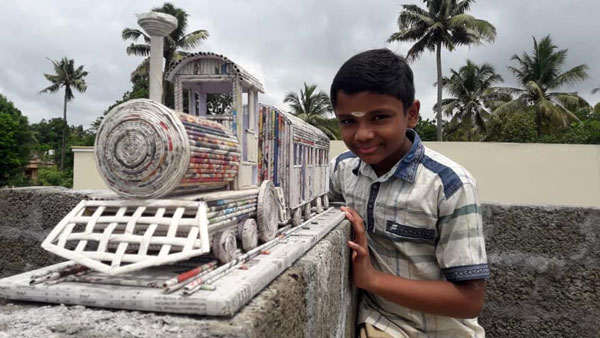 Kid Builds Train Model From Newspaper: छोटे से बच्चे ने पेपर से बनाया ट्रेन मॉडल, दिखती है बिल्कुल असली जैसे