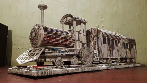 Kid Builds Train Model From Newspaper: छोटे से बच्चे ने पेपर से बनाया ट्रेन मॉडल, दिखती है बिल्कुल असली जैसे