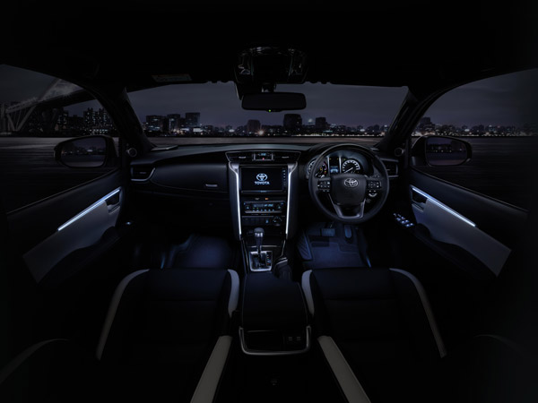 2021 Toyota Fortuner Facelift Unveiled: टोयोटा फॉर्च्यूनर फेसलिफ्ट पेश इंजन फीचर्स जानकारी