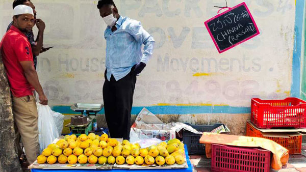 Cab Drivers In Hyderabad Turn Fruit Sellers: आमदनी के लिए टैक्सी चालक फल बेचने को मजबूर