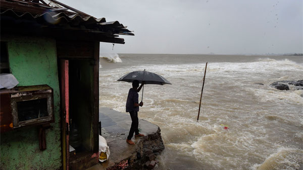 BMC Asks Motorists To Keep Hammer In Car: निसार्गा चक्रवात में अपनी कार में रखें हथौड़ा- बीएमसी BMC Asks Motorists To Keep Hammer In Car: निसार्गा चक्रवात में अपनी कार में रखें हथौड़ा- बीएमसी