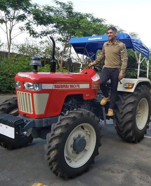 MS Dhoni Seen Riding A Tractor: एमएस धोनी ने खरीद ली नई ट्रैक्टर, ले रहे है इसका मजा