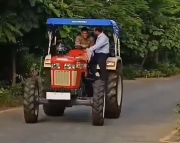 MS Dhoni Seen Riding A Tractor: एमएस धोनी ने खरीद ली नई ट्रैक्टर, ले रहे है इसका मजा