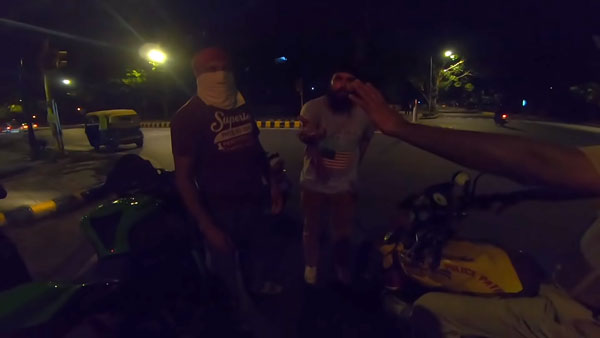 Scooty Rider Challenges Super Bike For A Race: स्कूटी चालक ने सुपरबाइक चालकों को दी रेस के लिए चुनौती 