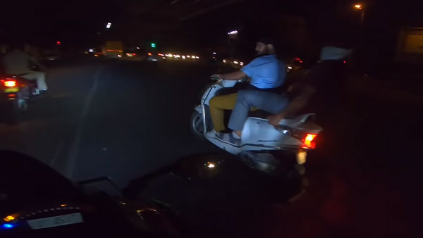 Scooty Rider Challenges Super Bike For A Race: स्कूटी चालक ने सुपरबाइक चालकों को दी रेस के लिए चुनौती 