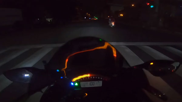 Scooty Rider Challenges Super Bike For A Race: स्कूटी चालक ने सुपरबाइक चालकों को दी रेस के लिए चुनौती 