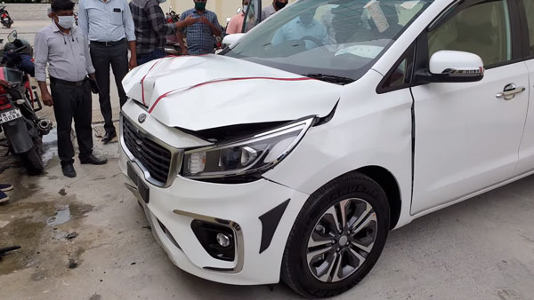 New Kia Carnival Crashed In To Wall: डिलीवरी लेते ही दीवार से टकराई नई किया कार्निवल, हुआ यह हाल New Kia Carnival Crashed In To Wall: डिलीवरी लेते ही दीवार से टकराई नई किया कार्निवल, हुआ यह हाल