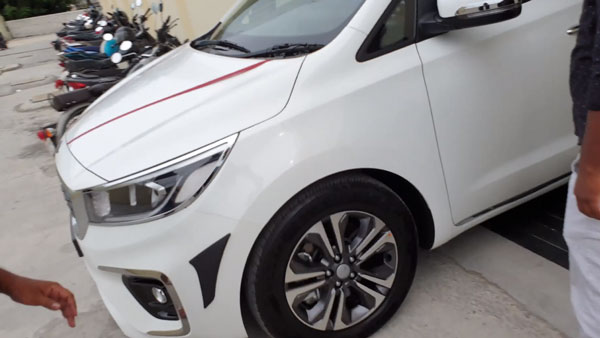 New Kia Carnival Crashed In To Wall: डिलीवरी लेते ही दीवार से टकराई नई किया कार्निवल, हुआ यह हाल New Kia Carnival Crashed In To Wall: डिलीवरी लेते ही दीवार से टकराई नई किया कार्निवल, हुआ यह हाल