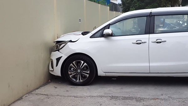 New Kia Carnival Crashed In To Wall: डिलीवरी लेते ही दीवार से टकराई नई किया कार्निवल, हुआ यह हाल New Kia Carnival Crashed In To Wall: डिलीवरी लेते ही दीवार से टकराई नई किया कार्निवल, हुआ यह हाल