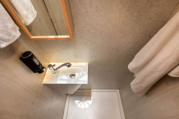 LuxeCamper Motorhome Unveiled: लक्सेकैंपर मोटरहोम वाहन भारत में पेश, मिलती हैं घर जैसी सुविधाएं