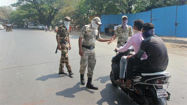Mumbai Police Set Travel Restrictions: मुंबई में घर से 2 किलोमीटर से ज्यादा दूर जाना पड़ेगा मंहगा