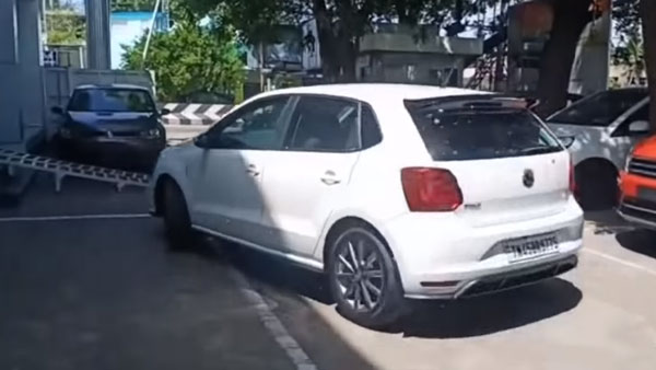 New Volkswagen Polo Delivery Gone Wrong: डीलरशिप पर ही नई फॉक्सवैगन पोलो पलटी, देखें वीडियो