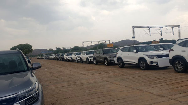 Kia Motors Use Railways For Vehicle Transport: किया रेलवे की मदद से ट्रांस्पोर्ट कर रही है कारें, देखें तस्वीरें