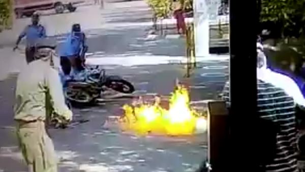 Bike Catches Fire While Being Sanitised: बाइक को करा रहे हैं सैनिटाइज तो बरते यह सावधानियां