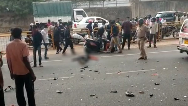 Bangalore Bike Incident: बैंगलोर बाइक हादसा स्टंट 3 युवक की गयी जान Bangalore Bike Incident: बैंगलोर बाइक हादसा स्टंट 3 युवक की गयी जान