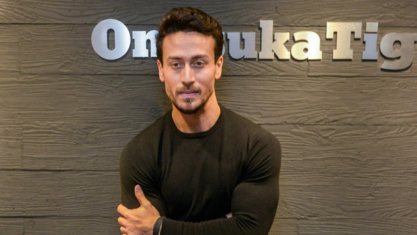 Tiger Shroff Backflips Over A Ferrari 458 Italia: टाइगर श्राफ ने फरारी के ऊपर से मारी बैक फ्लिप Tiger Shroff Backflips Over A Ferrari 458 Italia: टाइगर श्राफ ने फरारी के ऊपर से मारी बैक फ्लिप