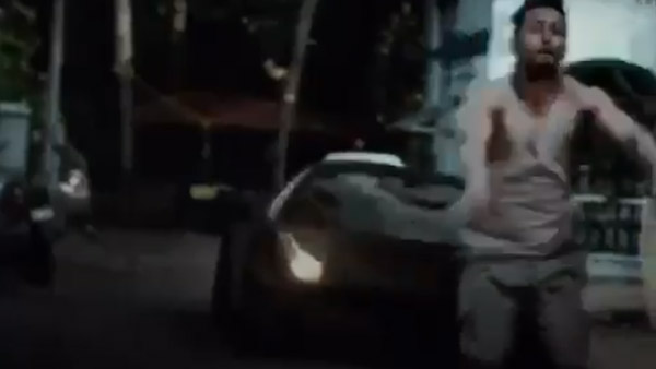 Tiger Shroff Backflips Over A Ferrari 458 Italia: टाइगर श्राफ ने फरारी के ऊपर से मारी बैक फ्लिप Tiger Shroff Backflips Over A Ferrari 458 Italia: टाइगर श्राफ ने फरारी के ऊपर से मारी बैक फ्लिप