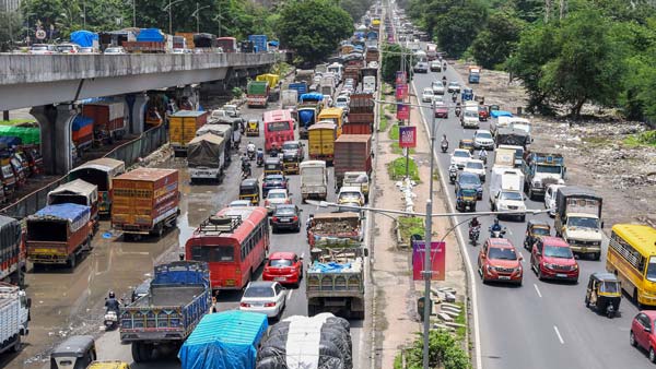 Car Towing Jugaad In Mumbai: भारत कार टोइंग जुगाड़ वीडियो Car Towing Jugaad In Mumbai: भारत कार टोइंग जुगाड़ वीडियो