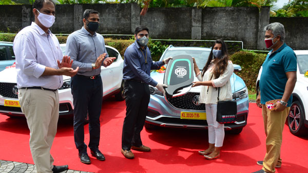 10 MG ZS EV Delivered in Kerala: केरल के इस कलेक्टर ने ग्राहकों को सौंपी 10 एमजी जेडएस की चाबी