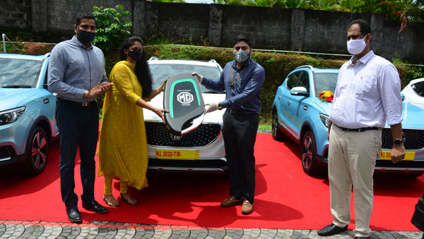 10 MG ZS EV Delivered in Kerala: केरल के इस कलेक्टर ने ग्राहकों को सौंपी 10 एमजी जेडएस की चाबी