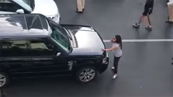 Angry Wife Creates Scene On Mumbai Roads[Video]: गुस्साई पत्नी ने बीच सड़क कार रोक किया पति से झगड़ा, जानिये क्या है वजह