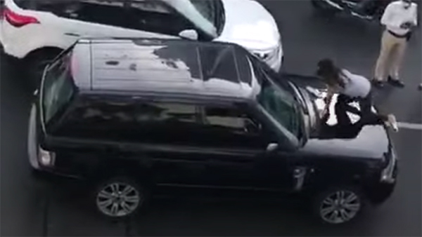 Angry Wife Creates Scene On Mumbai Roads[Video]: गुस्साई पत्नी ने बीच सड़क कार रोक किया पति से झगड़ा, जानिये क्या है वजह