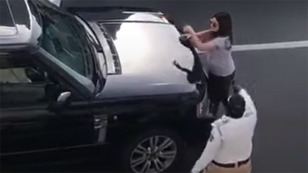 Angry Wife Creates Scene On Mumbai Roads[Video]: गुस्साई पत्नी ने बीच सड़क कार रोक किया पति से झगड़ा, जानिये क्या है वजह