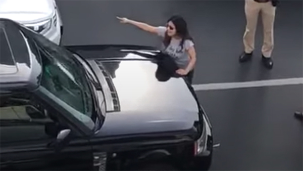 Angry Wife Creates Scene On Mumbai Roads[Video]: गुस्साई पत्नी ने बीच सड़क कार रोक किया पति से झगड़ा, जानिये क्या है वजह