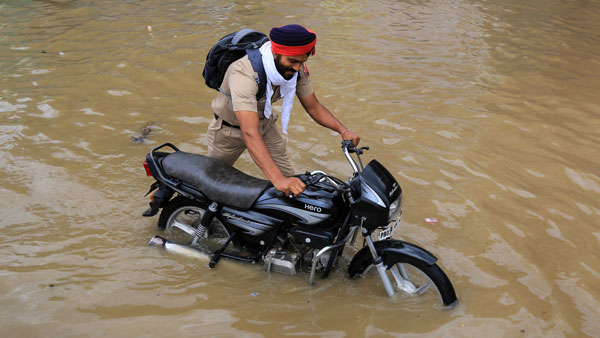 Man Boating On Waterlogged Road: जलभराव में सड़क पर नाव चलाना पड़ा महंगा, दर्ज हुई एफआईआर